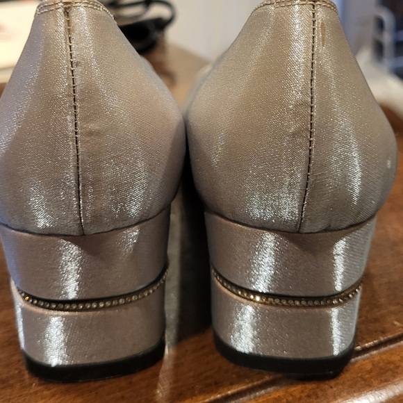 Vintage SALVATORE FERRAGAMO Gray Shimmer Block Pumps Size 7 AA Narrow - Picture 5 of 9